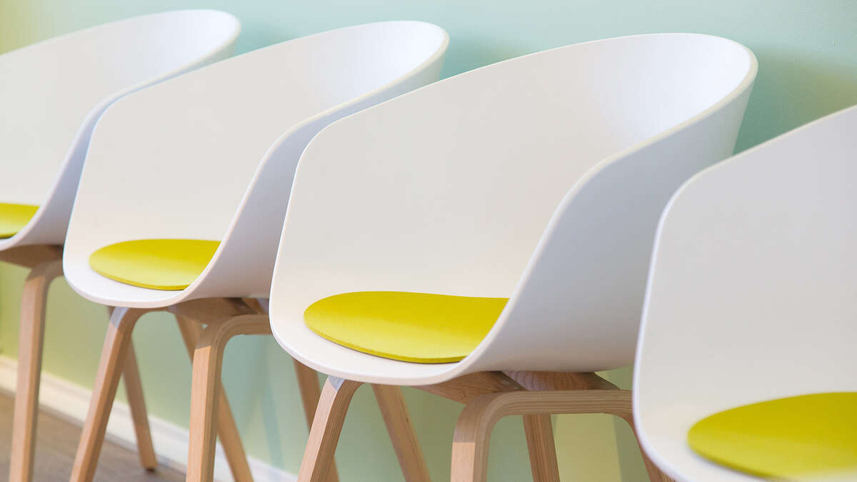 moderne Schalensessel, Wartezimmer, Arztpraxis, Interieur